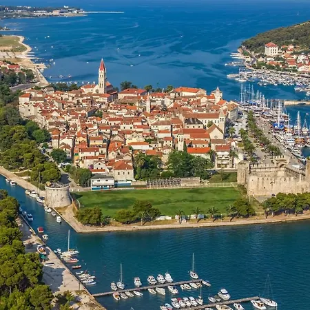 Apartament In With Seaview, Terrace, Air Condition, Wifi Trogir