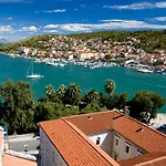 In With Seaview, Terrace, Air Condition, Wifi Apartman